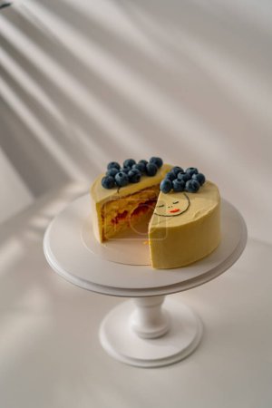 Foto de Delicioso pastel de esponja recién hecho bento decorado con bayas con relleno de cereza cortado - Imagen libre de derechos
