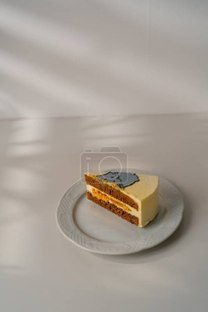 Foto de Delicioso pedazo recién preparado de bizcocho pastel de bento en el plato con relleno de nuez de caramelo cortado - Imagen libre de derechos