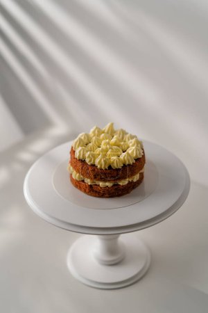 Téléchargez les photos : Délicieux gâteau de velours rouge fraîchement préparé sur fond blanc décoré de glaçage au beurre - en image libre de droit