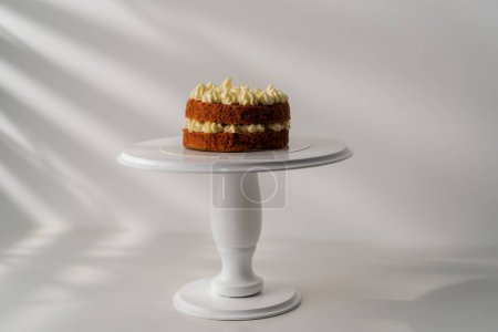 Foto de Delicioso pastel de terciopelo rojo recién preparado sobre fondo blanco decorado con hielo de mantequilla - Imagen libre de derechos