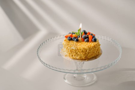 Téléchargez les photos : Délicieux gâteau Napoléon fraîchement préparé sur fond clair Gâteau feuilleté Gâteau aux fraises et baies fraîches - en image libre de droit