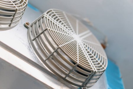 Téléchargez les photos : Système de ventilation dans la salle de travail des fromageries ventilation de l'air close-up - en image libre de droit