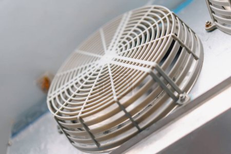 Téléchargez les photos : Système de ventilation dans la salle de travail des fromageries ventilation de l'air close-up - en image libre de droit