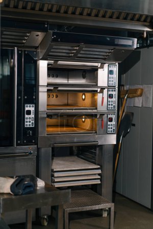 Foto de Horno en una cocina profesional en una panadería, equipo profesional para la producción de pasteles - Imagen libre de derechos