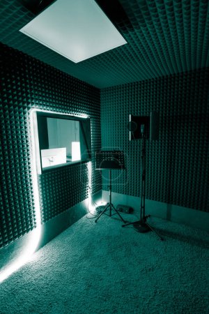 Téléchargez les photos : Studio d'enregistrement vide avec équipement professionnel microphone stand ingénieur du son fenêtre vert néon lumière - en image libre de droit