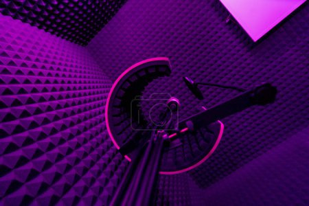 Téléchargez les photos : Studio d'enregistrement professionnel chanson matériel d'enregistrement microphone gros plan vue du bas violet néon lumière - en image libre de droit
