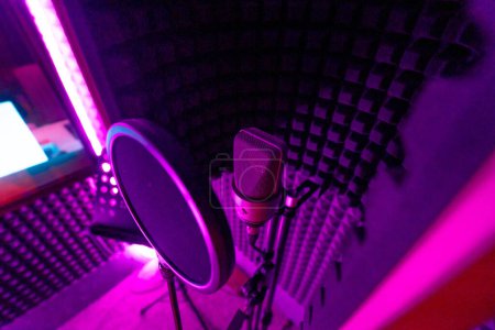 Téléchargez les photos : Professionnel enregistrement studio chanson matériel d'enregistrement microphone gros plan vue dessus violet néon lumière - en image libre de droit