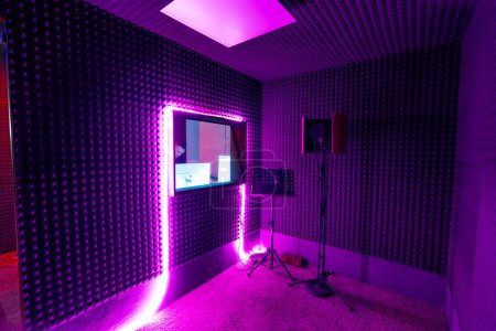 Téléchargez les photos : Studio d'enregistrement vide avec équipement professionnel microphone stand son ingénieur fenêtre violet néon lumière - en image libre de droit