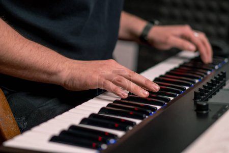 Foto de Estudio de grabación profesional ingeniero de sonido productor de música músico presionando teclas de sintetizador - Imagen libre de derechos