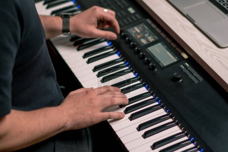 Téléchargez les photos : Studio d'enregistrement professionnel ingénieur du son producteur de musique musicien appuyant sur les touches synthétiseur - en image libre de droit