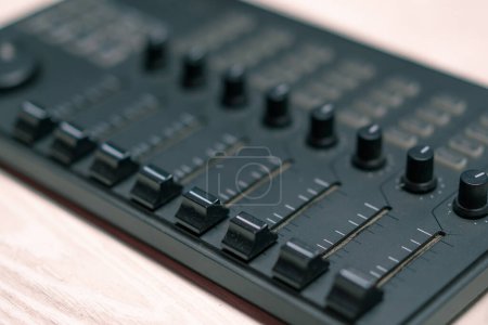 Foto de Mezclador de control remoto ajustar el nivel de volumen de sonido Crear música Botones de ecualizador de estudio de grabación - Imagen libre de derechos