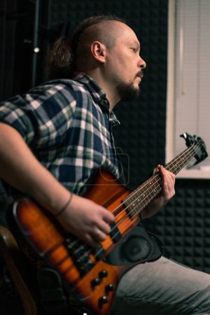 Foto de Intérprete de rock con guitarra eléctrica en estudio de grabación tocando pistas propias cuerdas de instrumentos musicales melodía - Imagen libre de derechos