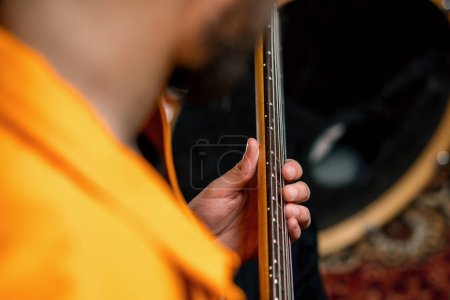 Foto de Intérprete de rock con guitarra eléctrica en grabación de estudio tocando propia pista creando cuerda de instrumentos musicales primer plano - Imagen libre de derechos