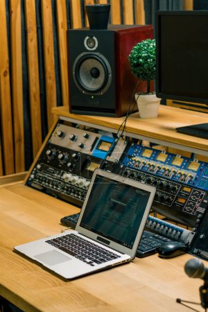 Téléchargez les photos : Un mixeur de panneau de contrôle studio d'enregistrement avec un égaliseur faders boutons pour diffuser l'enregistrement de la chanson - en image libre de droit