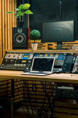 Foto de Un mezclador de panel de control de estudio de grabación con un ecualizador se desvanece botones para la difusión de grabación de la canción - Imagen libre de derechos