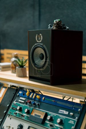 Téléchargez les photos : Écran d'égaliseur de studio d'enregistrement sonore professionnel vide pour équipement d'enregistrement sonore de haut-parleur d'ingénieur du son - en image libre de droit