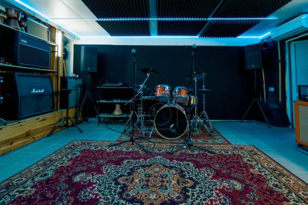 Téléchargez les photos : Studio d'enregistrement professionnel vide avec instruments de musique batterie haut-parleur rack avec microphone néon lumière - en image libre de droit
