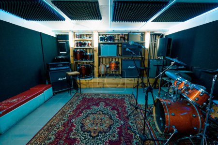 Téléchargez les photos : Studio d'enregistrement professionnel vide avec instruments de musique batterie haut-parleur rack avec microphone néon lumière - en image libre de droit