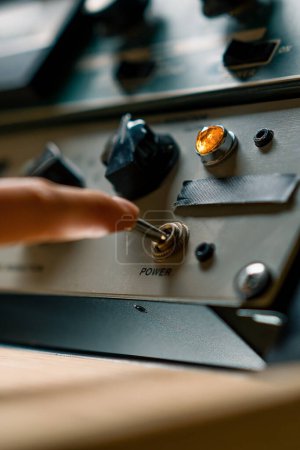 Foto de Ingeniero de sonido usando mezclador de audio digital Ingeniero de deslizadores Pulsando el botón de encendido Panel de control Técnico de estudio de grabación Primer plano - Imagen libre de derechos