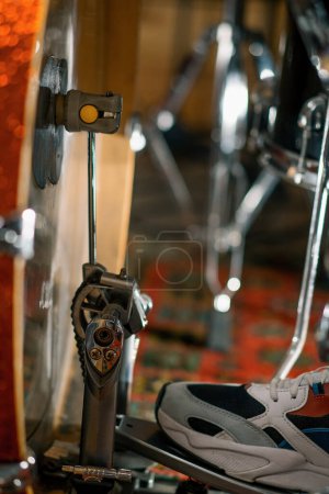 Téléchargez les photos : Pied de l'homme appuyant sur la pédale basse tambour dans le studio d'enregistrement batteur tambour à l'intérieur gros plan - en image libre de droit