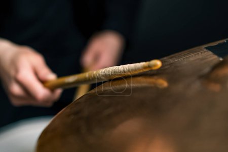 Foto de Baterista toca un kit de batería en un estudio de grabación en un ensayo de músico profesional grabación de una canción golpea los palos en el primer plano del instrumento - Imagen libre de derechos