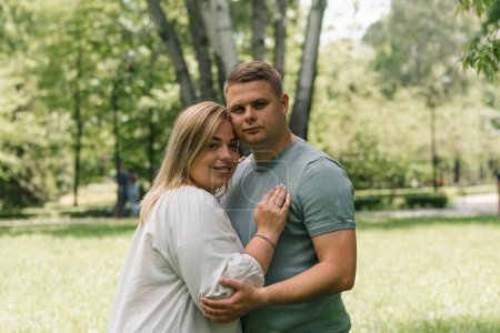 Téléchargez les photos : Portrait d'un couple amoureux un homme et une femme enceinte sont câlins, attendant un nouvel ajout à la famille heureuse - en image libre de droit