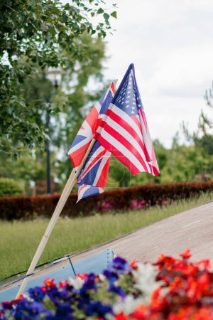 Foto de Bandera americana y británica en el parque feliz día de la independencia Estados Unidos país socios celebrando días festivos - Imagen libre de derechos
