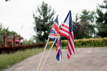 Foto de Bandera americana y británica en el parque feliz día de la independencia Estados Unidos país socios celebrando días festivos - Imagen libre de derechos