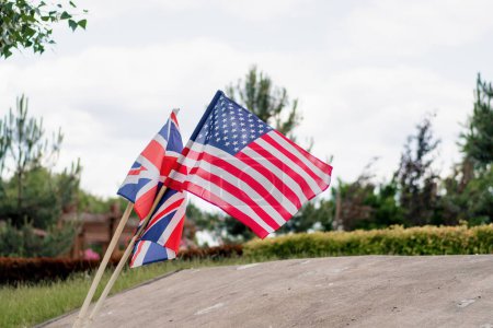 Téléchargez les photos : Drapeau américain et britannique dans le parc heureux jour de l'indépendance partenaires américains pays célébrant les jours fériés - en image libre de droit