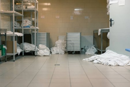 Foto de Lavandería industrial en un hotel ropa de cama sucia se encuentra en el piso ordenado antes de ser cargado en la limpieza de la lavadora y el concepto de hospitalidad - Imagen libre de derechos