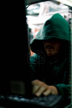 Téléchargez les photos : Concentré hacker centre de données piratage logiciel système vulnérable cyber sécurité serveur salle technologie numérique monde métaverse - en image libre de droit