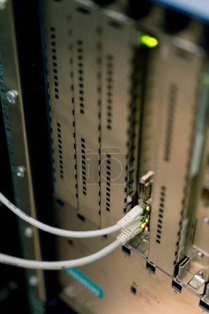 Foto de Primer plano de una pila de cables de conexión de red en una sala de servidores en una sala de centro de datos Tecnología de la información de fibra óptica de transmisión de datos - Imagen libre de derechos