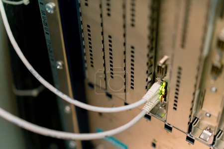 Téléchargez les photos : Gros plan d'une pile de câbles de raccordement réseau dans une salle de serveurs dans une salle de centre de données Technologie de l'information par fibre optique de transmission de données - en image libre de droit