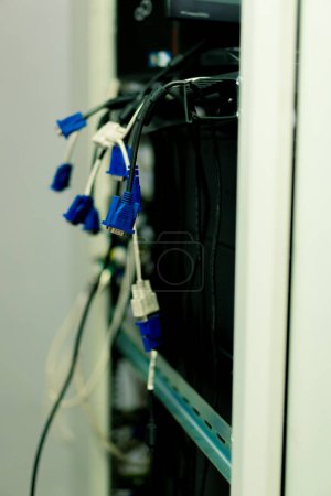 Téléchargez les photos : Centre de traitement des données gros plan des blocs de fils avec câbles suspendus dans la salle informatique et informatique - en image libre de droit