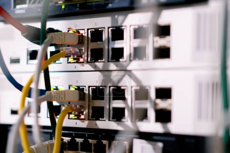 Foto de Primer plano de una pila de cables de conexión de red en una sala de servidores en una sala de centro de datos Tecnología de la información de fibra óptica de transmisión de datos - Imagen libre de derechos