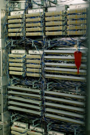 Foto de Un servidor de computadora montado en rack en una sala de centro de datos en un hotel o una empresa de tecnología de comunicaciones digitales concepto de datos abstractos de Internet - Imagen libre de derechos