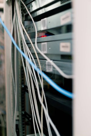 Foto de Centro de procesamiento de datos primer plano de los bloques de alambre con cables suspendidos en la sala de informática y tecnología de la información - Imagen libre de derechos