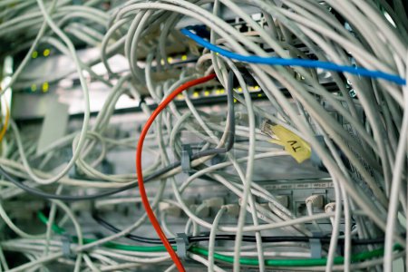 Foto de Un montón de cables de red de conexión clasificados en un gabinete de rack que conduce desde un panel de conexión en un rack de servidor en la sala de centro de datos de almacenamiento en la nube de Internet - Imagen libre de derechos