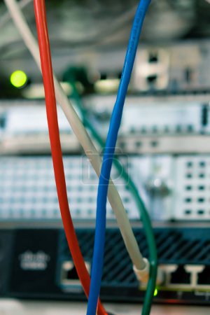 Téléchargez les photos : Un tas de câbles réseau de patch triés dans une armoire de rack menant à partir d'un panneau de patch dans un rack de serveur dans le stockage cloud internet de la salle de centre de données - en image libre de droit