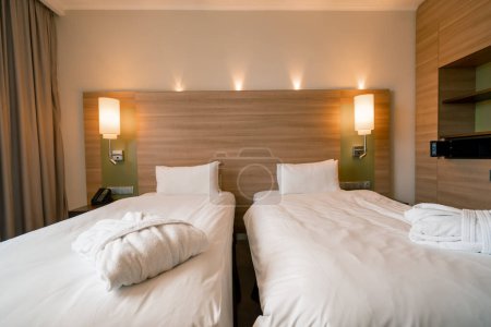 Téléchargez les photos : Intérieur d'une chambre d'hôtel double après le nettoyage ménage chambre à coucher salle de repos concept propreté et hospitalité Voyage repos - en image libre de droit