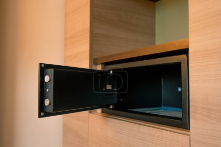 Foto de Una moderna caja fuerte abierta en una habitación de hotel de lujo el concepto de ahorro de dinero y hospitalidad - Imagen libre de derechos