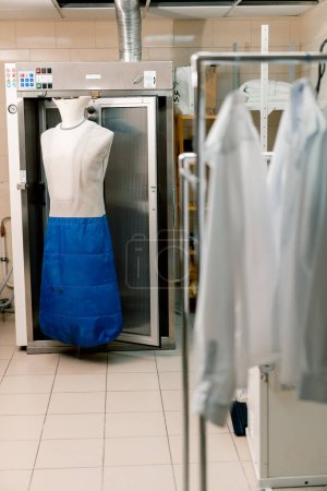 Téléchargez les photos : Mannequin repassage pour vêtements dans un hôtel industriel concept blanchisserie propreté et hospitalité ménage - en image libre de droit