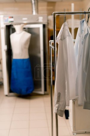 Foto de Maniquí de planchado para ropa en un hotel industrial concepto de lavandería limpieza y hospitalidad limpieza - Imagen libre de derechos