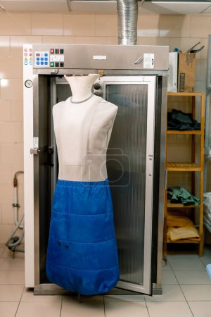 Téléchargez les photos : Mannequin repassage pour vêtements dans un hôtel industriel concept blanchisserie propreté et hospitalité ménage - en image libre de droit
