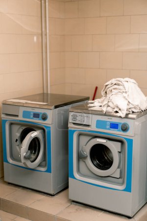 Téléchargez les photos : Machine à laver industrielle Services de blanchisserie Hôtel Sèche-linge concept propreté et hospitalité - en image libre de droit