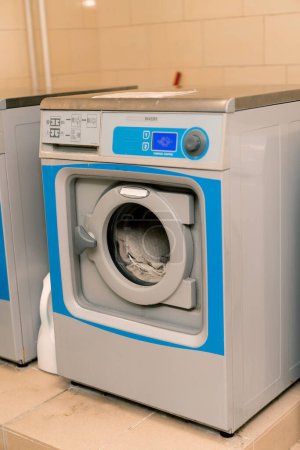 Foto de Lavadora industrial Servicios de lavandería de hoteles concepto de secadora de ropa limpieza y hospitalidad - Imagen libre de derechos
