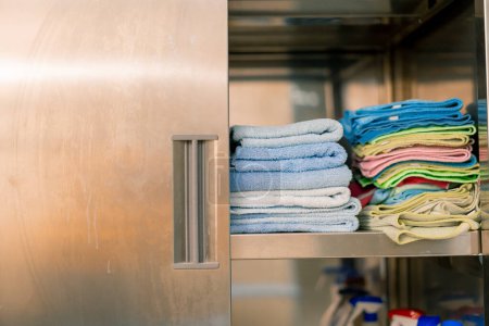 Foto de Lavandería industrial en las toallas del hotel y ropa de cama en los estantes ordenados después de lavar el concepto de limpieza y hospitalidad - Imagen libre de derechos