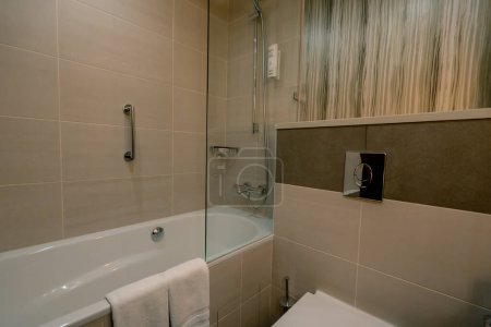Foto de Interior de una habitación de hotel de lujo después de la limpieza limpieza concepto de baño limpieza y hospitalidad viajes recreación - Imagen libre de derechos