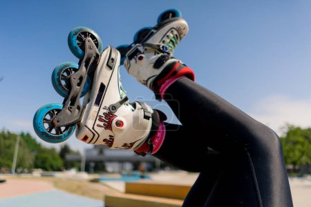 Foto de Roller drome skate park roller skates en el fondo del cielo acercamiento de detalles street sport extreme - Imagen libre de derechos