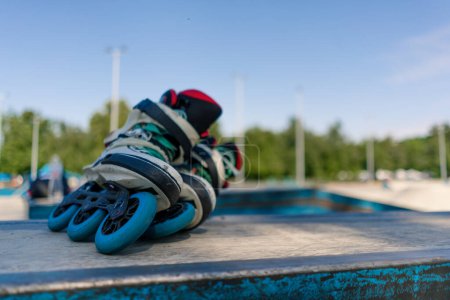 Foto de Patines de ruedas se encuentran en la pista de deportes en el parque de patines antes del inicio de los equipos deportivos de la calle - Imagen libre de derechos